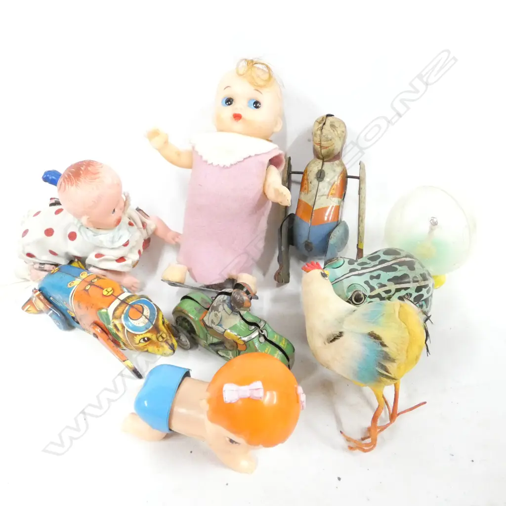 MIXED BOX OLD TOYS INCL TIN PLATE WIND UP FROG & DOLLS; OLD ART DECO SNOW GLOBE (SOME LIQUID MISSING) Image 1++